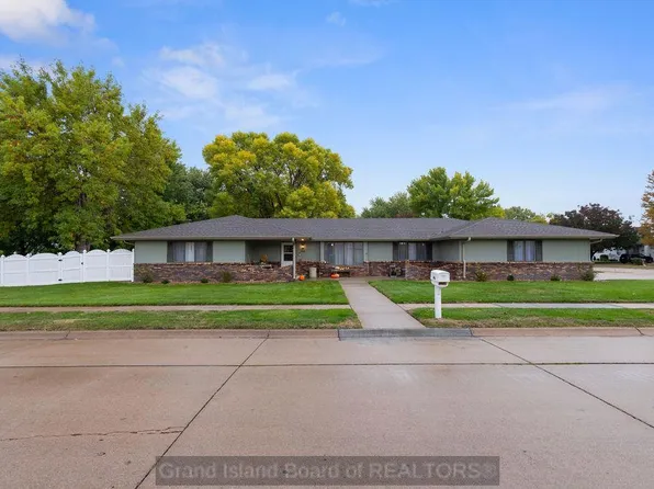 418 Stagecoach Rd, Grand Island, NE 68801