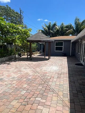 221 NW 40th St