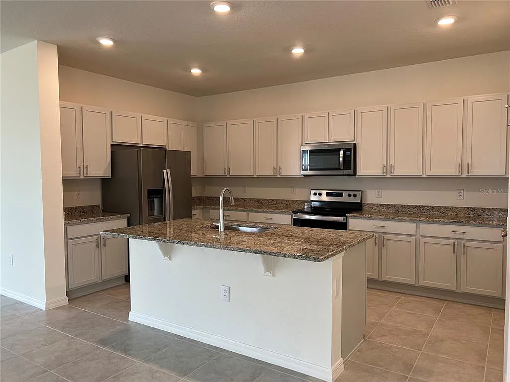 4 bed, 3.0 bath, 2333 sqft, $2,675 — Photo 4