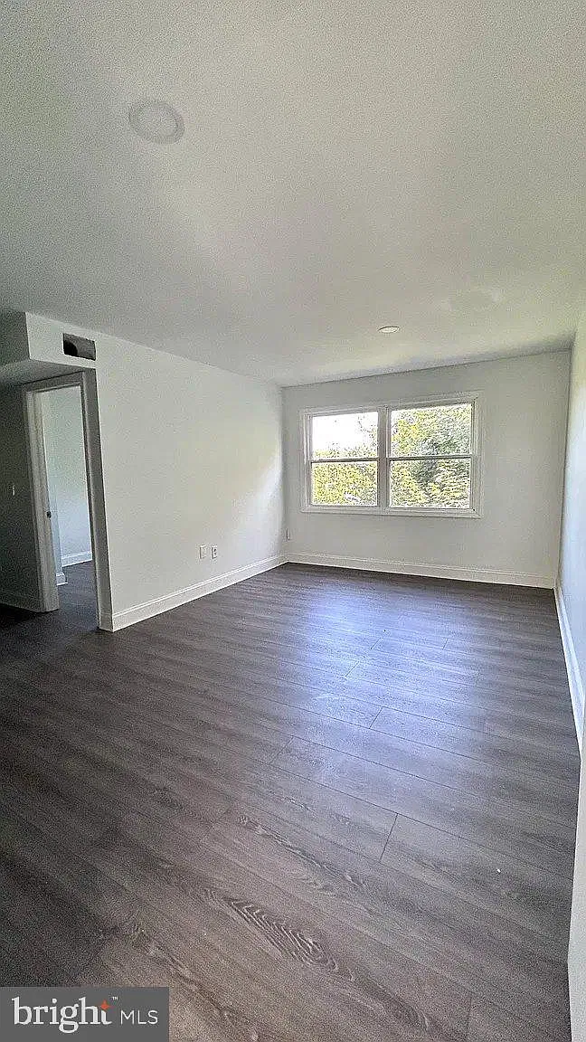 3 bed, 1.0 bath, 3316 sqft, $2,950 — Photo 4