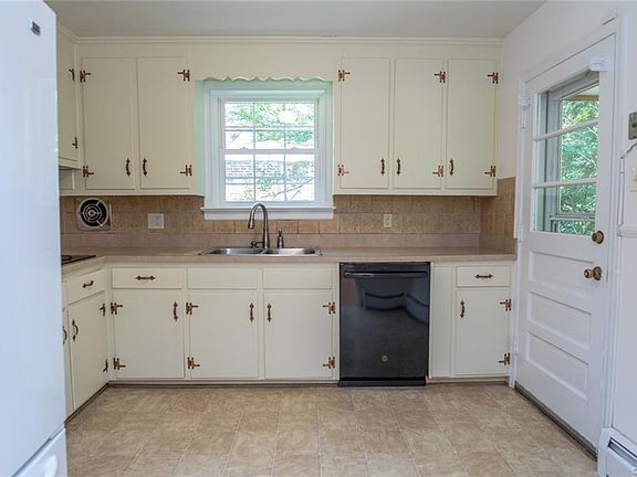 5th image of 1011 Southam Dr