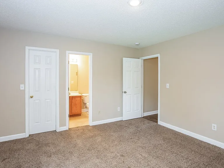 1028 Jordans Pond Ln — Photo 11
