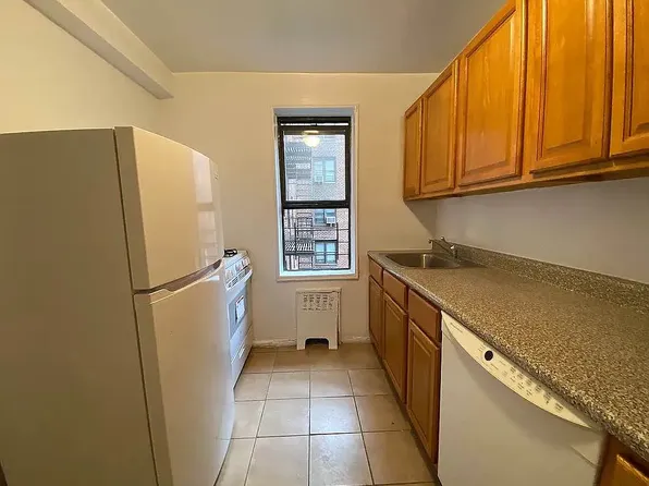 140-18 Burden Crescent image 3 of 8