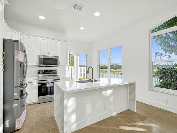 3rd image of 5029 SW 37th Avenue