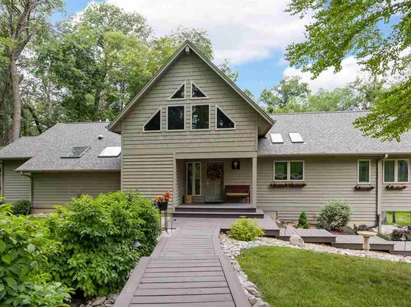 3948 Stewart Rd NE, Iowa City, IA 52240