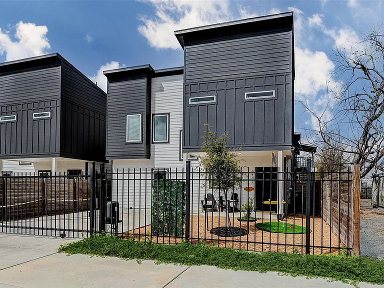 5407 Lee St — Photo 2