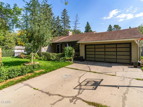 2403 Chestnut St, Grand Forks, ND 58201