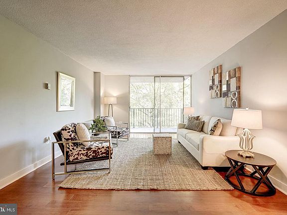 Amazing floor plan! Almost 1,300 square feet!