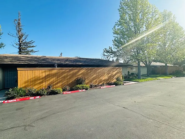 3829 Whitney Ave — Photo 16