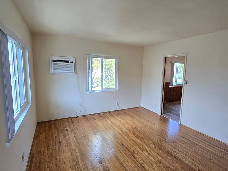 500-502 E Cypress Ave — Photo 5