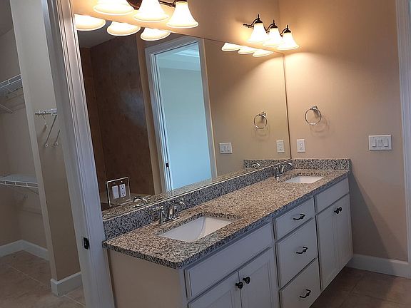 4th image of 5057 Pendelton Sq