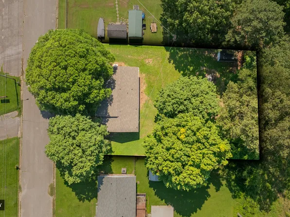 301 Belle Deere Dr, Trenton, TN 38382