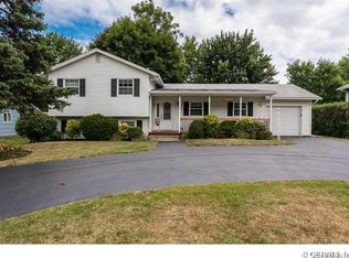 12 Round Hill Rd, Henrietta, NY 14467