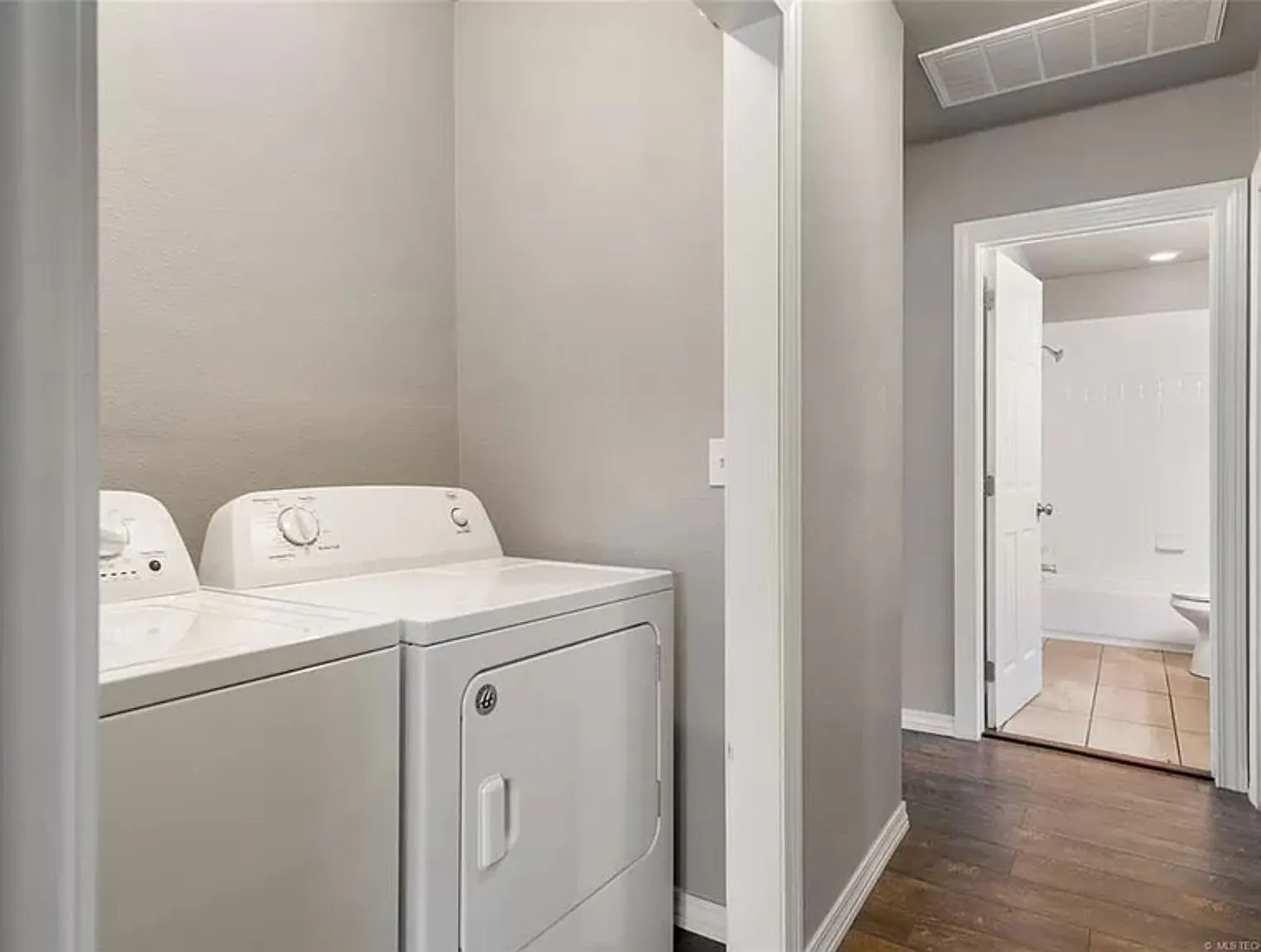 2 bed, 2.0 bath, 1008 sqft, $1,350 — Photo 3
