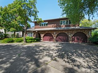 162 Saddle Brook Dr, Oak Brook, IL 60523