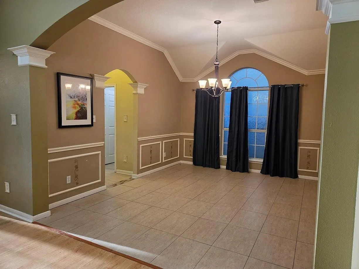 4 bed, 2.0 bath, 2318 sqft, $2,250 — Photo 4
