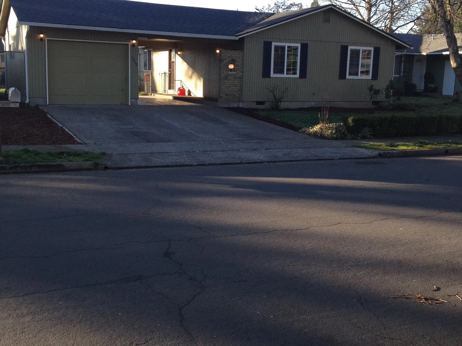 3 bed, 1056 sqft, $1,900 — Photo 1