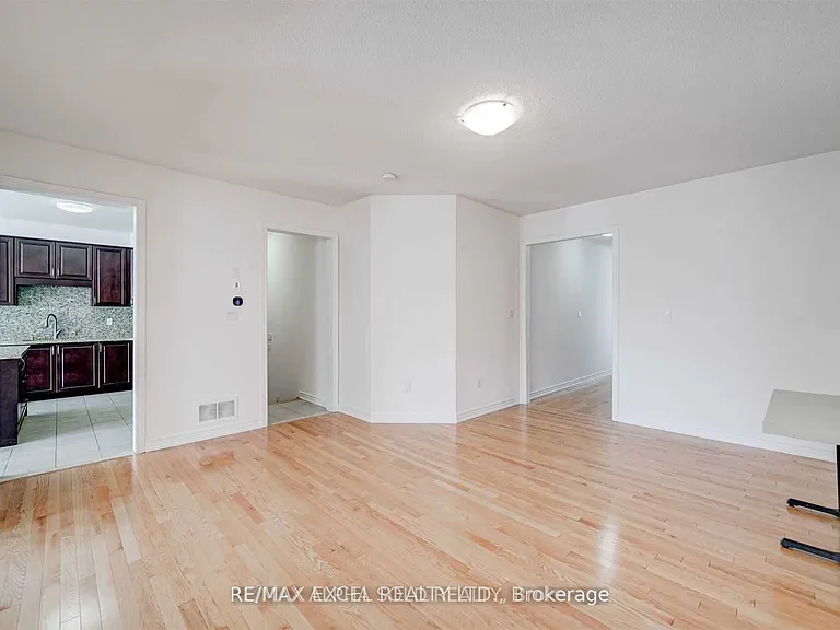 67 Alvin Curling Cres — Photo 8