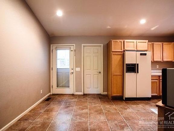 5th image of 1663 NW Elgin Ave