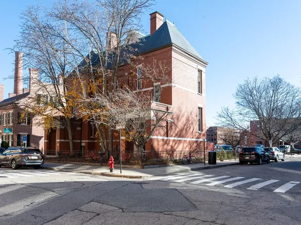 37 Kirk St, Lowell, MA 01852