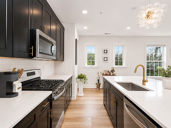 2nd image of 800 Gillian Ln #800