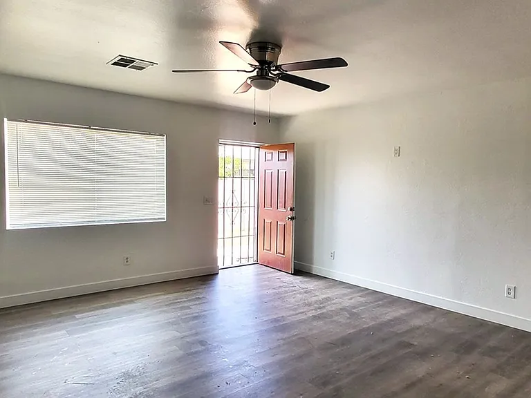 2602 E Southgate Ave — Photo 3
