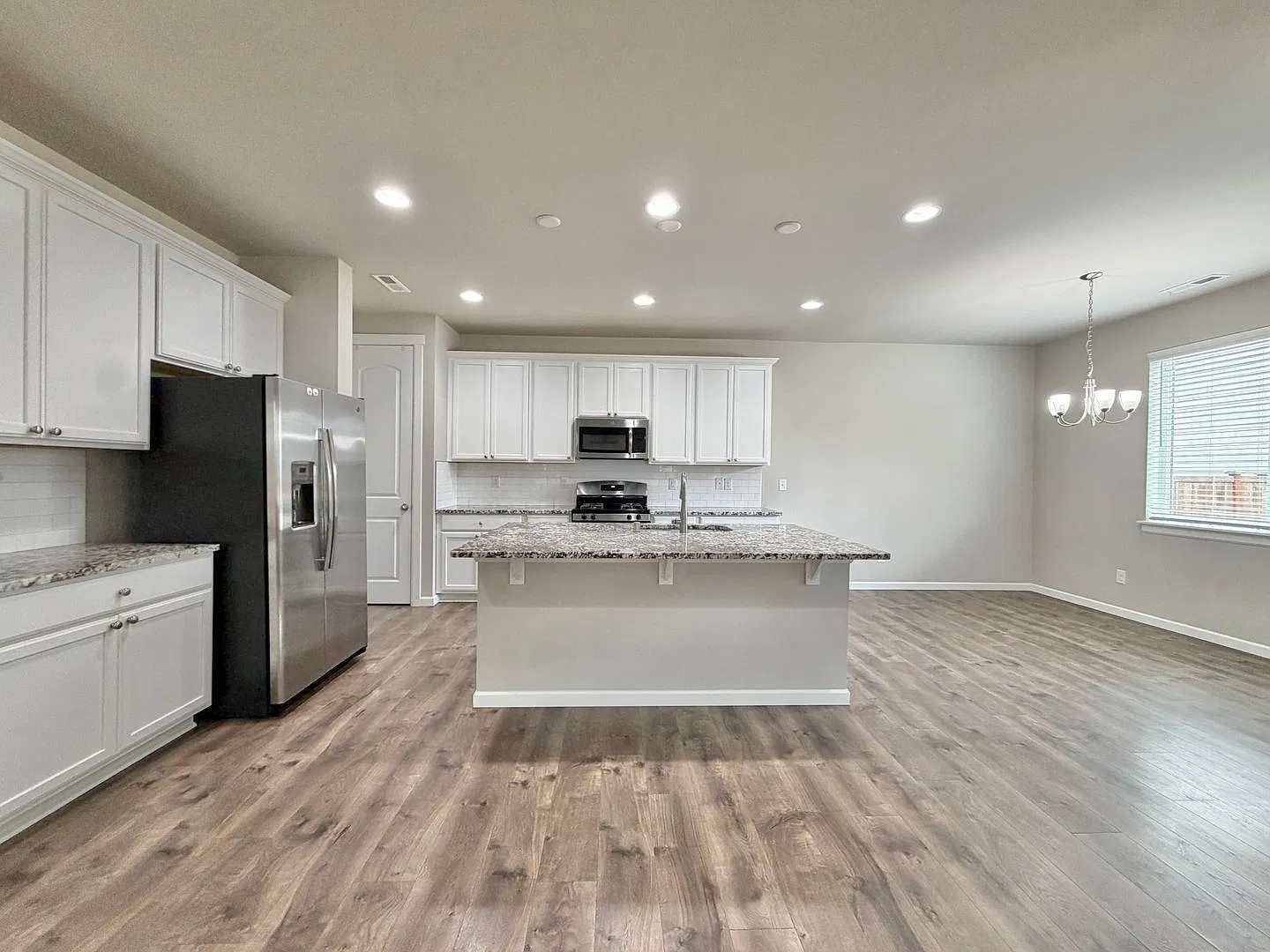Beautiful Home w/Upgrades and Close to Everything — Photo 4