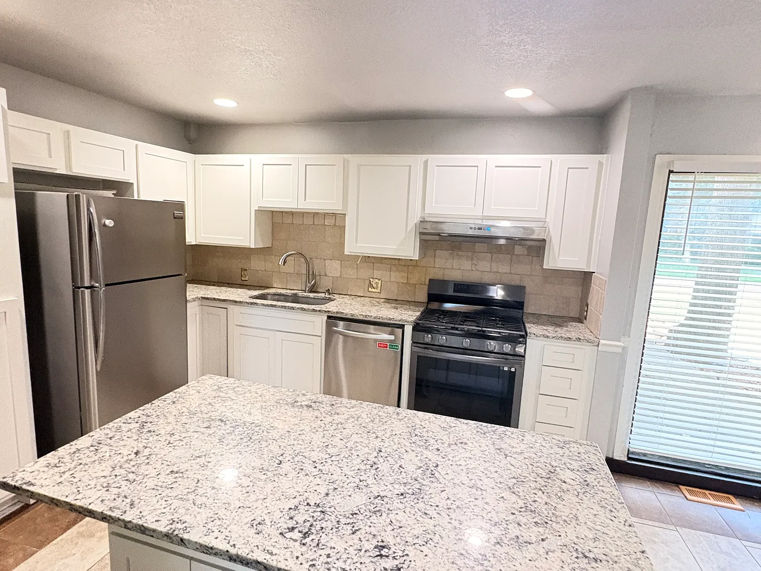 4 bed, 3.5 bath, 3000 sqft, $2,500 — Photo 3