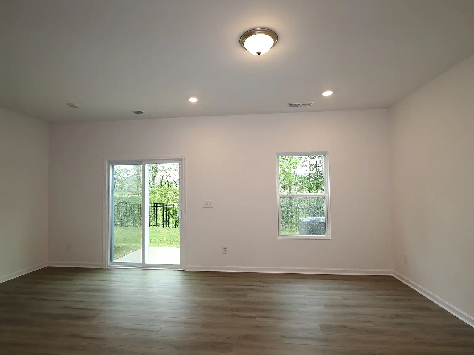 3 bed, 1688 sqft, $2,100 — Photo 3
