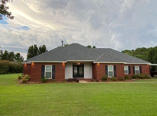 1748 Whippoorwill Ct, Deatsville, AL 36022