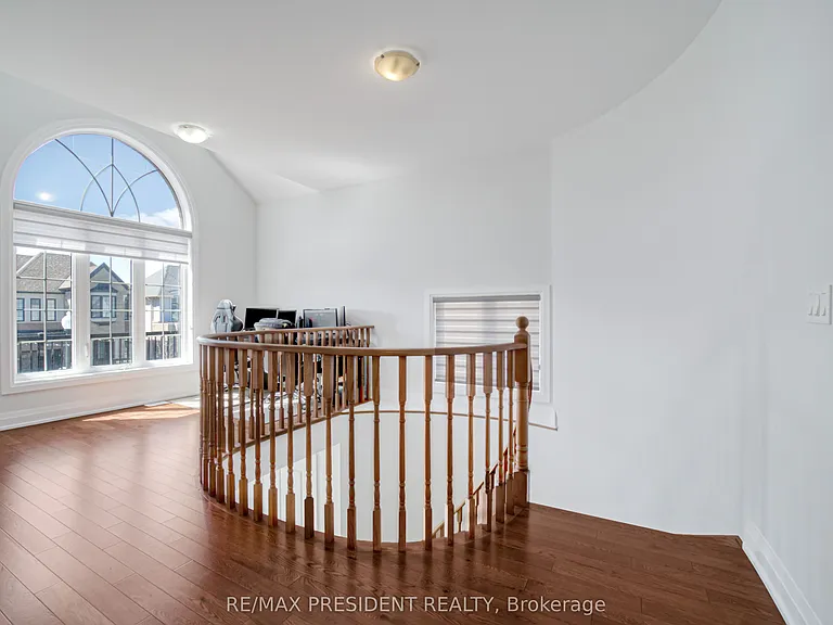 142 Prince Charles Cres — Photo 21