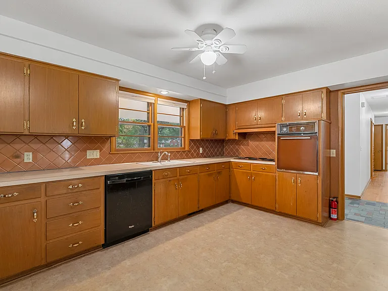 900 N Saint James Pl — Photo 6