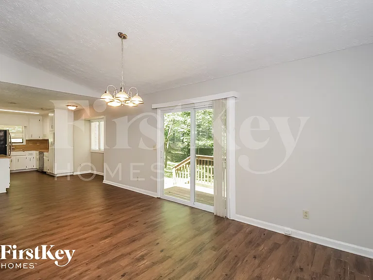 1049 Rolling Green Dr — Photo 5