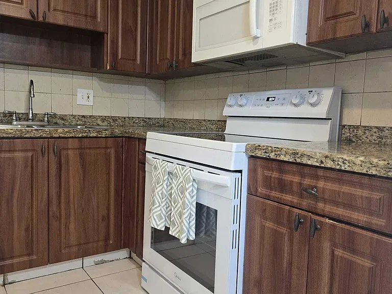 1201 SW 52nd Ave #202-2 — Photo 10