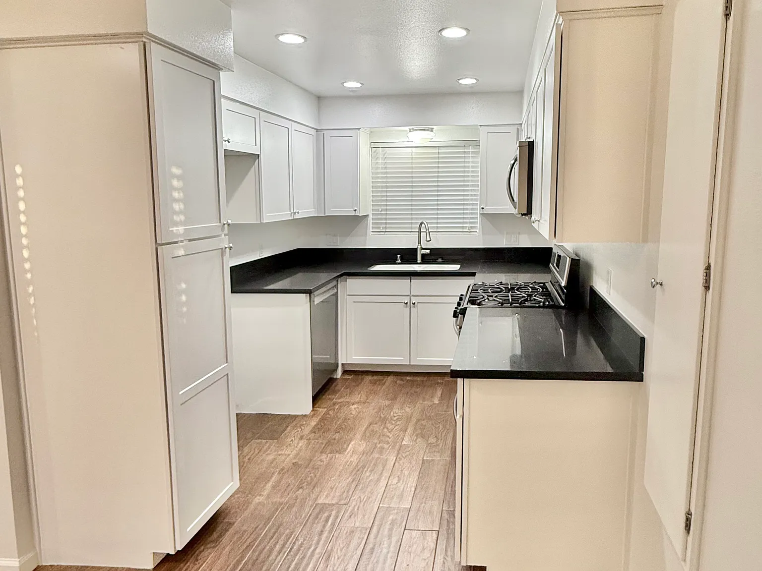 2 bed, 750 sqft, $3,200 — Photo 3