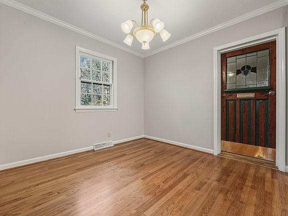 5th image of 221 Landsbury Dr