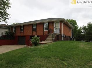 114 SW 21st St, Oak Grove, MO 64075