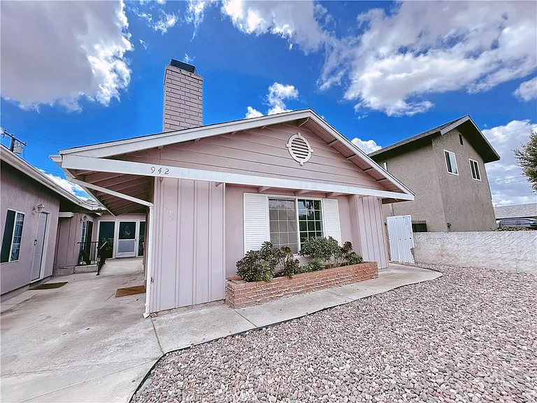 942 Barbara Ln — Photo 1