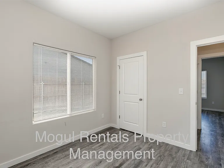 592 E Martens Dr — Photo 7