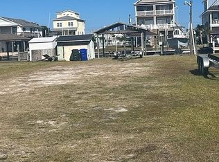 6052 6th St, Surf City, NC 28445