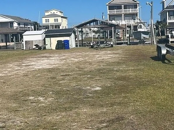 6052 6th St, Surf City, NC 28445