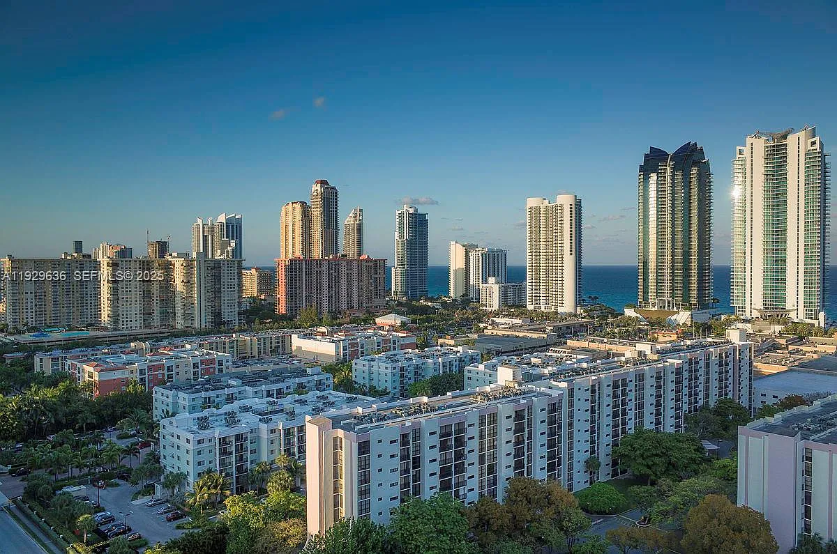 Parque Towers Condo — Photo 4