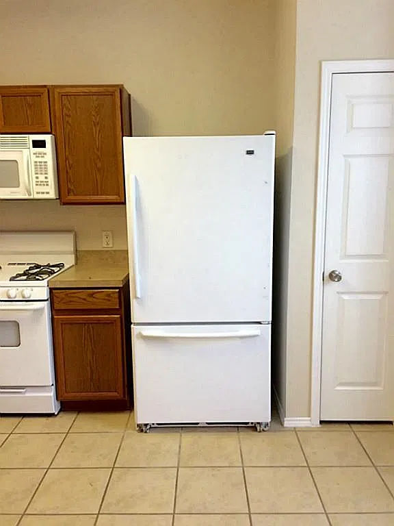 3 bed, 2.5 bath, 1608 sqft, $1,600 — Photo 4