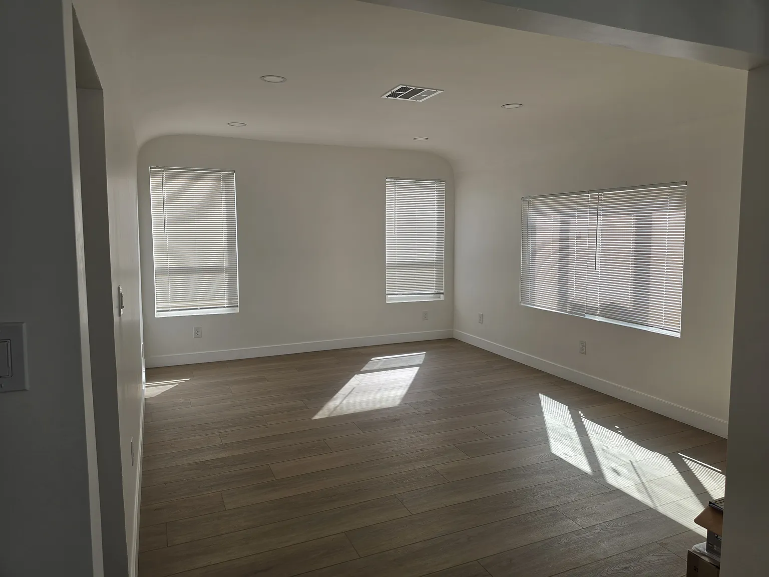 3 bed, 936 sqft, $3,600 — Photo 3