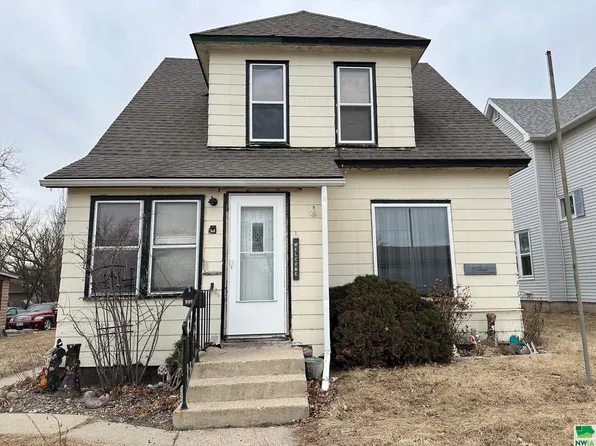 217 N Roosevelt Ave, Cherokee, IA 51012