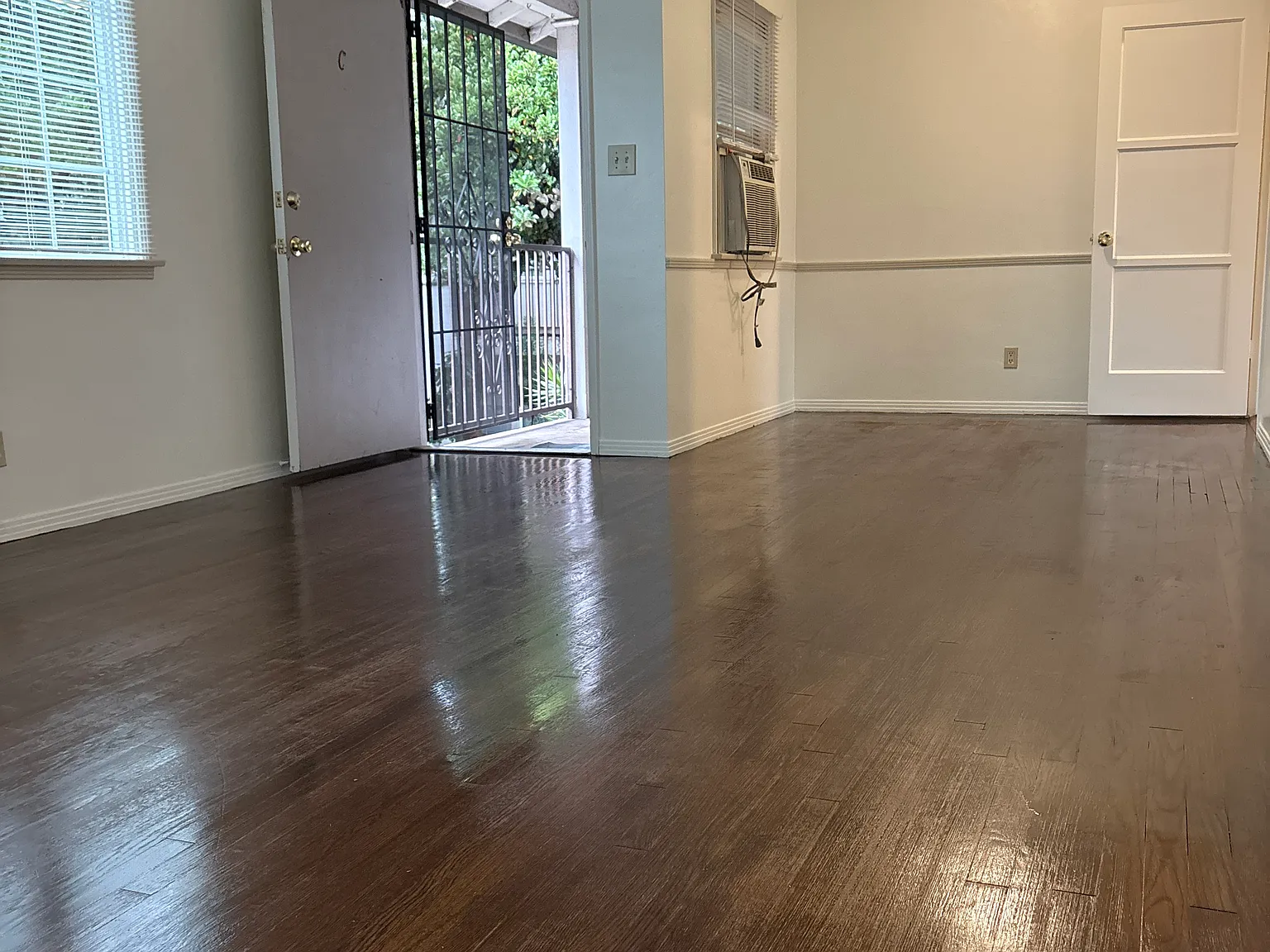 1712 Huntington Dr — Photo 2