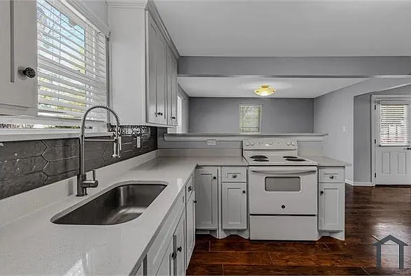 902 Davy Crockett St — Photo 3