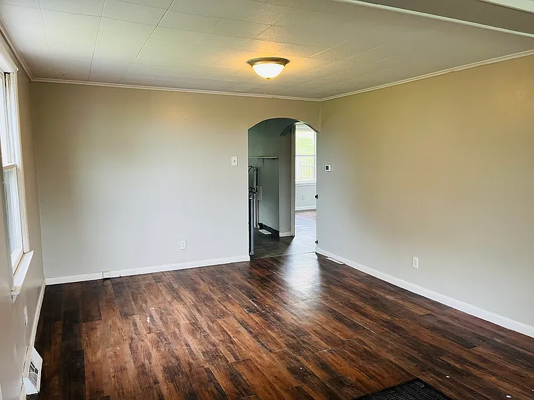 385 Lake Shore Blvd — Photo 3