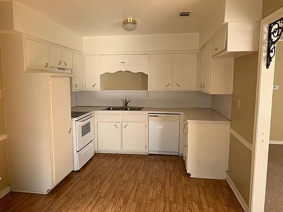 2nd image of 2114 N Travis St