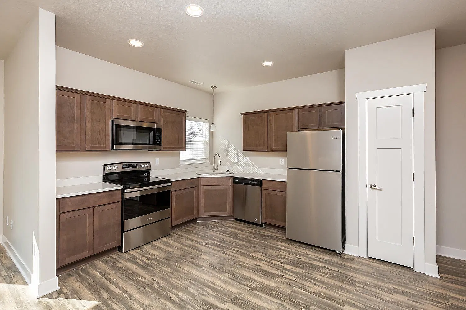 3 bed, 1350 sqft, $1,585 — Photo 2